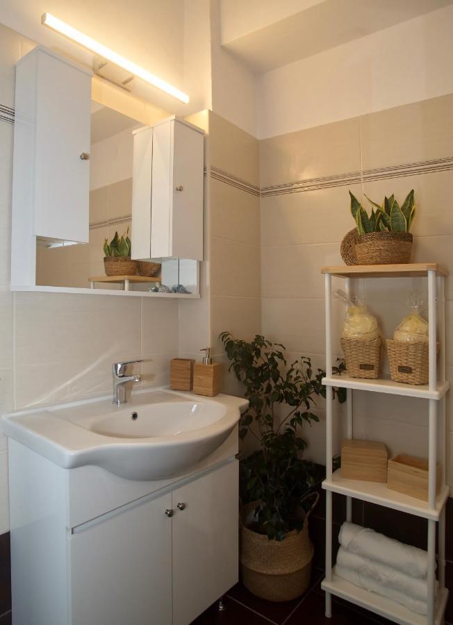 The Bluehouse - Spacious Top Floor Flat With Parking, By Mon Repos Beach Corfu  Exteriör bild