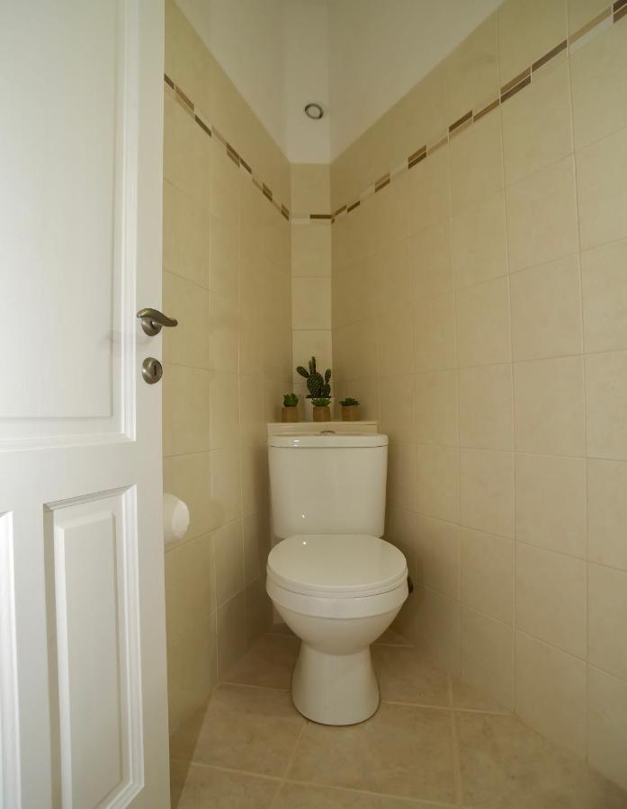 The Bluehouse - Spacious Top Floor Flat With Parking, By Mon Repos Beach Corfu  Exteriör bild