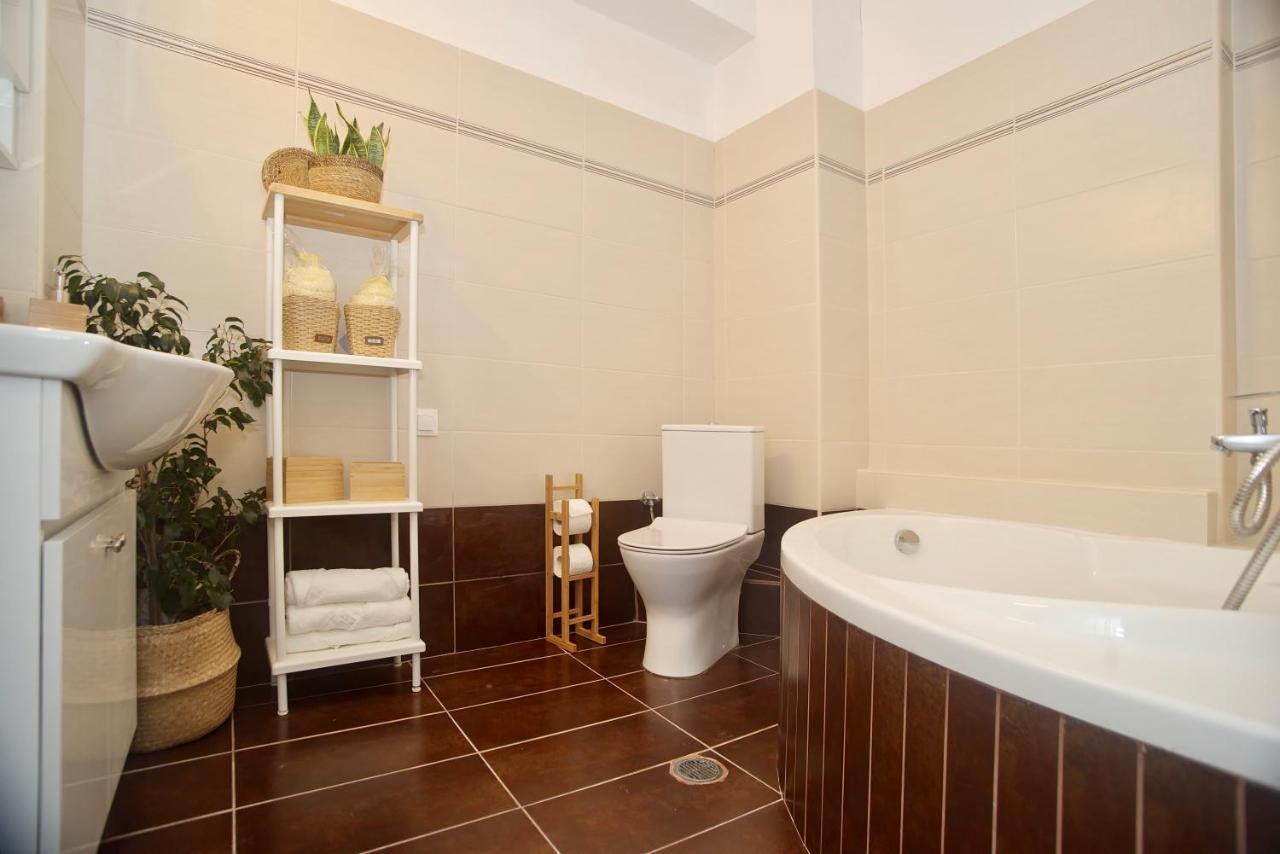 The Bluehouse - Spacious Top Floor Flat With Parking, By Mon Repos Beach Corfu  Exteriör bild