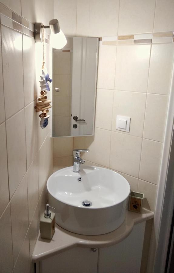 The Bluehouse - Spacious Top Floor Flat With Parking, By Mon Repos Beach Corfu  Exteriör bild
