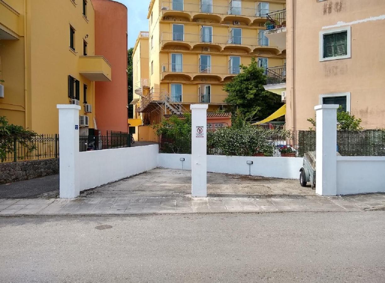 The Bluehouse - Spacious Top Floor Flat With Parking, By Mon Repos Beach Corfu  Exteriör bild